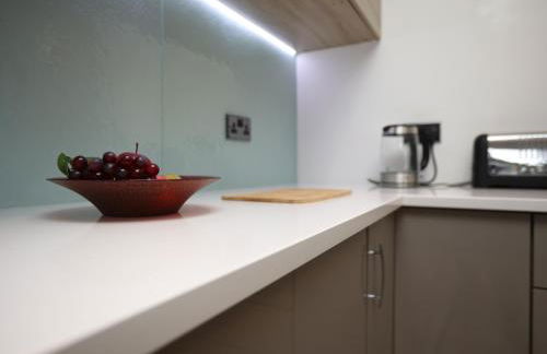 Is Y Coed Place By N And N Stays Ltd, Spacious 5 bed house in Wenvoe Cardiff, With Free Private Parking, Garden and WIFI - Photo 5