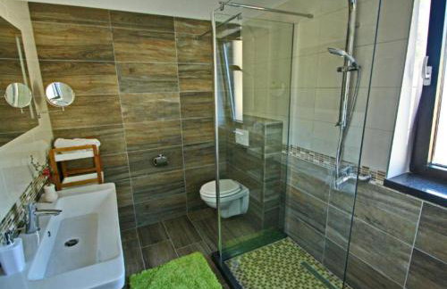 Beachfront Luxury Villa with Private Pool and Stunning Sea Views - Photo 34