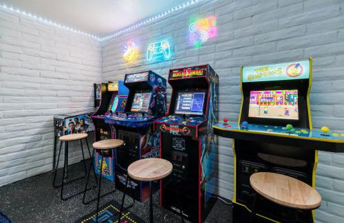 5BR Oasis with Pool, Arcade, Sauna - Photo 52