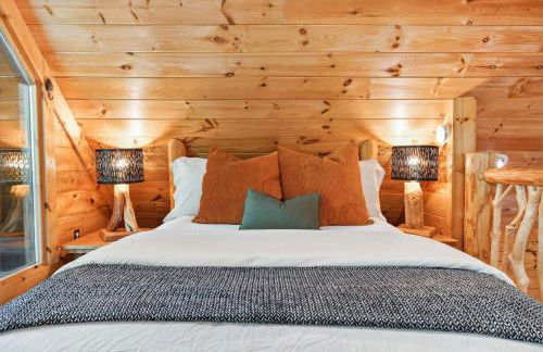 Little Pine Lodge a Smokies Hideaway - 1 mi to GSMNP - King Suite & Loft, Fireplace, Hot Tub & BEARS! - Foto 24