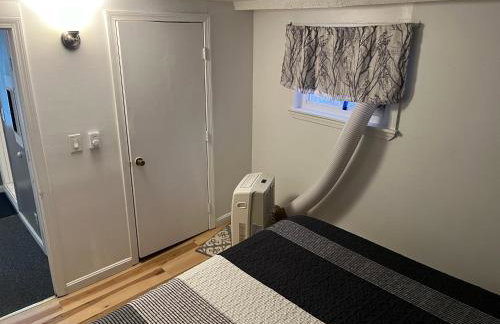 Downtown Beverly Apartment 8 Minutes to Salem and has King Beds - Photo 10