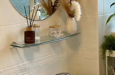 Lea Valley Nature Reserve Bright Home with Private Garden - 40 min to London by Train - Foto 10