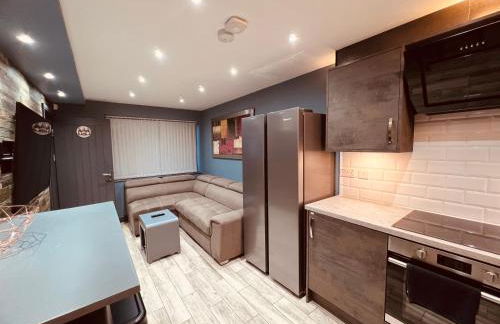 MODERN SUITES -5 Bedroom House- With FREE PARKING Birmingham city - Foto 5