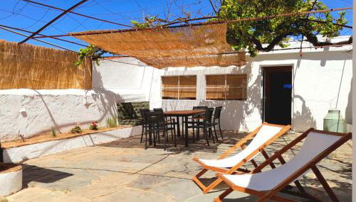 StoryHouse33 - Casa com histórias, pátio e jacuzzi - Foto 4