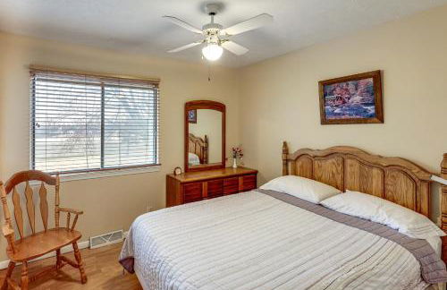 Bring the Family! Suburban Home with Yard in Omaha - Foto 15