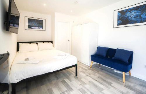 Lovely Cosy Studio with Garden and Parking - Photo 1