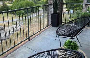 Couples Condo Retreat Overlooking Golf Course - Foto 3