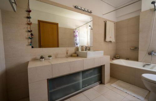 Family getaway, spacious and luxurious, sea view, terrace, 5 minutes from Voula beach, 30min from Athens center - Foto 17