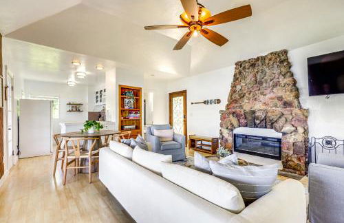 Private Hot Tub with Water Views Lower Lake Getaway - Foto 6