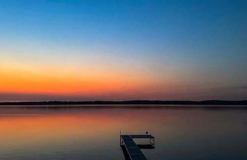 Waterfront Deck and Dock Torch Lake Home! - Foto 44