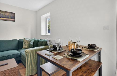 City Centre 2BR Apt with Balcony Access and Free Parking - Foto 41