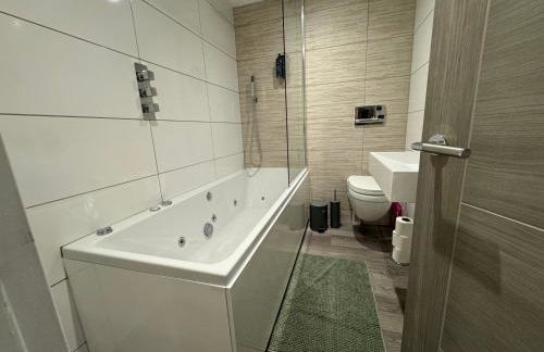 Southgate Luxury Apartments-Jaquzzi Bath-Private Parking- suitable for contractors - Foto 25