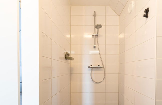 Luxurious Holiday Home With Parking - Photo 29