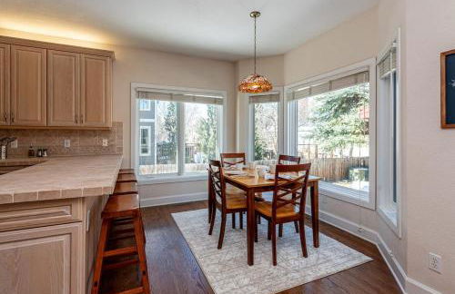 Luxurious 4BR Retreat - Pool Table & Chic Amenities - Photo 19