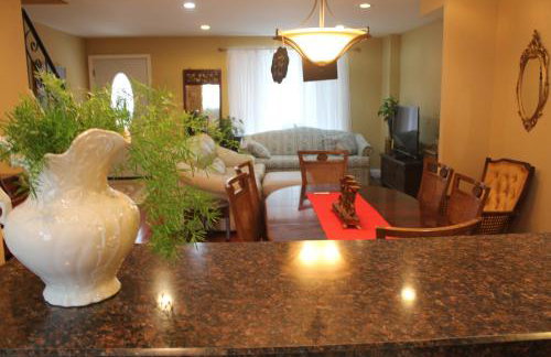 Tuscany 2900 - Classic Italian Style 3BR w Parking near Airport - Foto 12
