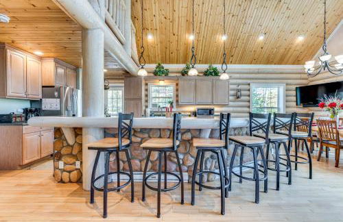 Secluded Log Cabin with Game Room and Forest Views - Foto 10