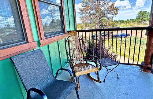 Forest edge, wild mustangs nearby, balcony views By Vacation Your Way - Foto 24