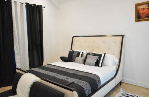 Tranquil Downtown Escape with Backyard - Photo 30