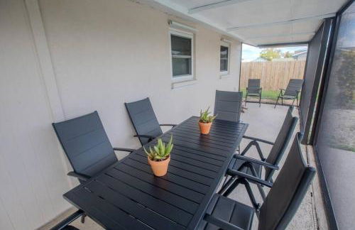 Spacious Backyard & Pool Retreat - 5 Mins to Beach - Foto 21