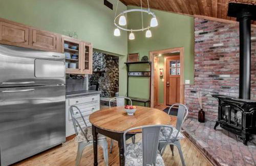 Rustic Cabin Wood Fireplace & Large Deck - Foto 8