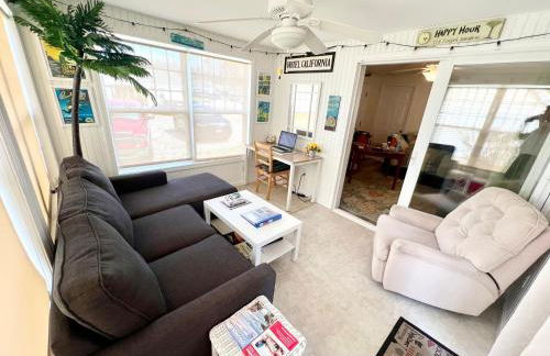 2026 Summer Cottage Sleeps 6, 2 Bedrooms Sun Room Jaccuzi 1 Mile to Beach! - Foto 12