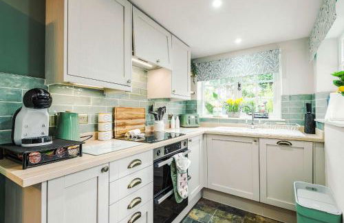 Beautiful Cozy Cottage in Sandbach by 53 Degrees Property, Sleeps 4 with FREE Parking - Photo 6
