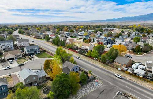 4BR w Fireplace Backyard BBQ near Peterson AFB - Foto 46