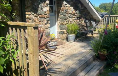 Lofthouse - secluded quirky cottage with sea views! - Photo 1