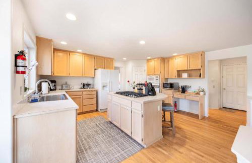 Brier 5BR Retreat w Pool Table Deck Central AC - Foto 10