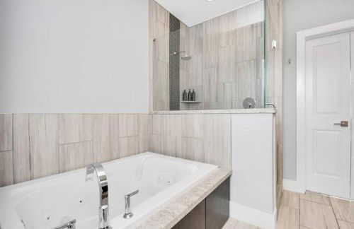 Skyline Views - Sleeps 10 Home Near Downtown - Photo 51