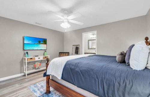 Charming Heated Pool Home - 3 miles to the Beach, Pet and Family Friendly -Available Year Round! - Photo 17