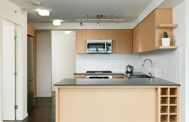 Convenient 2bdr 2BA Richmond Centre Condominium - Photo 4