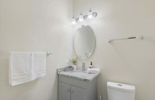 Modern 4BR Retreat with Free Parking in Prime CWE! - Foto 17