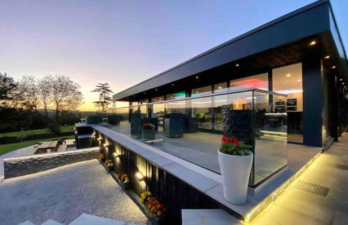 Luxury Accom with Amazing Views over Rudyard Lake - Photo 26