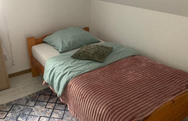 Domek w lesie blisko rzeki - Foto 12