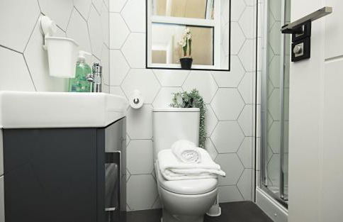 Rayan Heights Cosy 1 bedroom flat sleeps 2 perfect for contractors tourists families - Free parking - Foto 15