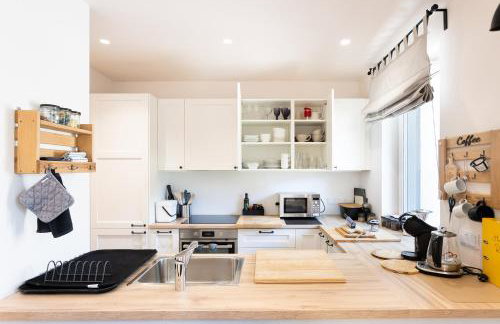 Elegant apartment with private garden, AC and garage, near airport - Photo 3