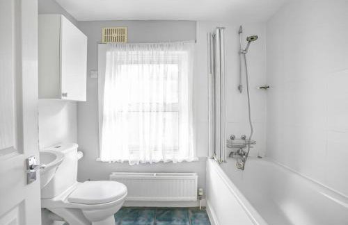 First floor 1 bed apartment with lounge and kitchen - Photo 4