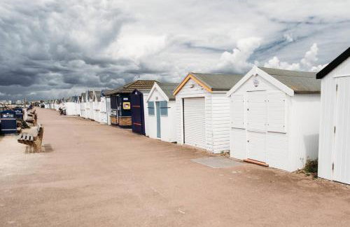 Sunny Beachside Apt with Free Parking - Foto 25