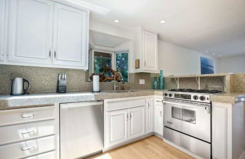 Serene Coastal Home Sleeps 8 - 1 Mile from Beach - Foto 30