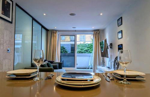 One bedroom apartment with balcony and concierge , station and shops 2min walk - Foto 2