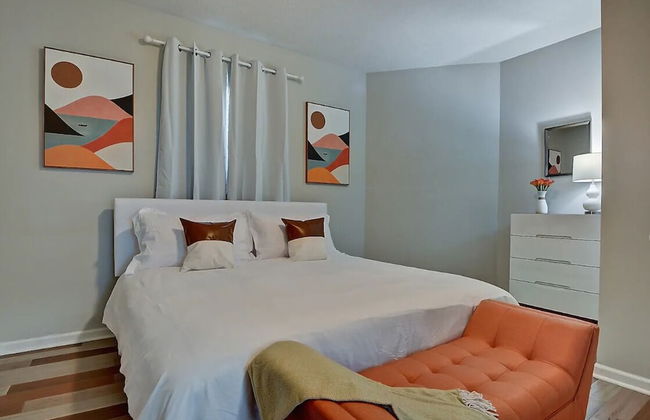 Spacious 6BR/3BA House w/ Parking! Sleeps 20! - Foto 8