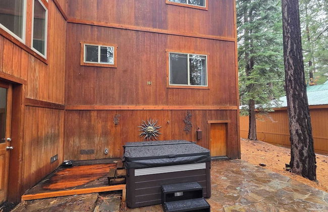 Moosetrack by Avantstay Cozy Cabin In The Of Tahoe Donner w/ Hot Tub - Foto 17