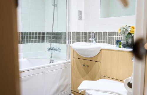 ShortstayMK Vizion apartments, with free superfast wi-fi, parking - Foto 28