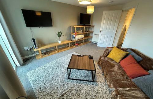 Spacious 2-Bedroom Flat Near Shops & Transport - Photo 1