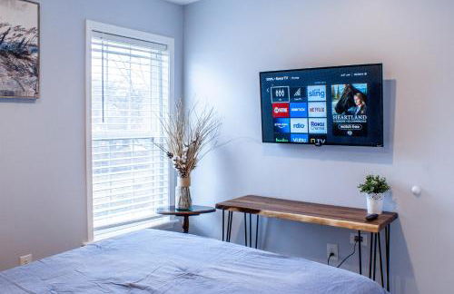 Cozy condo with yard and patio. Long-stay discount available - Foto 9