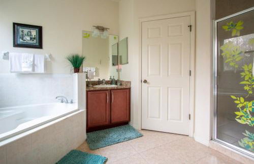 Luxurious With Privacy In 5 Bedroom With Private Pool By Florida Dream Homes - Foto 16