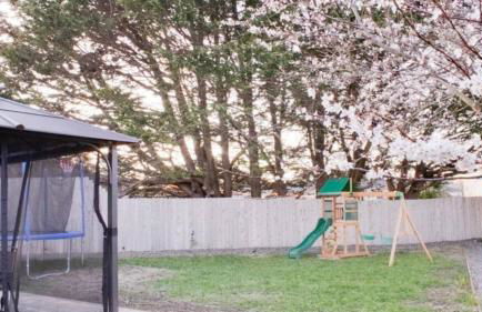 Private Home - Playground, Jumping Mat, BBQ, Darts, Firepit, Gazebo, 4 Smart TVs, White Cotton Bedding, - The Redwood Cul-De Sac Beach Retreat - Foto 44