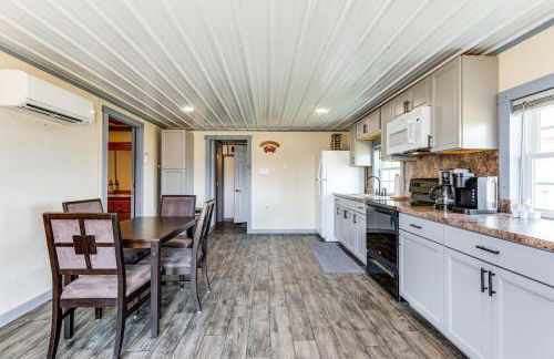 Dock Access Waterfront Cottage in Avenue! - Foto 8