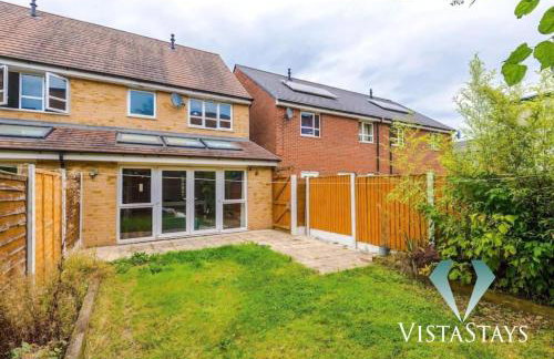 Spacious 3BDR House By Vista Stays Short Lets & Serviced Accommodation Salford With Pool Table & Free Parking - Photo 6